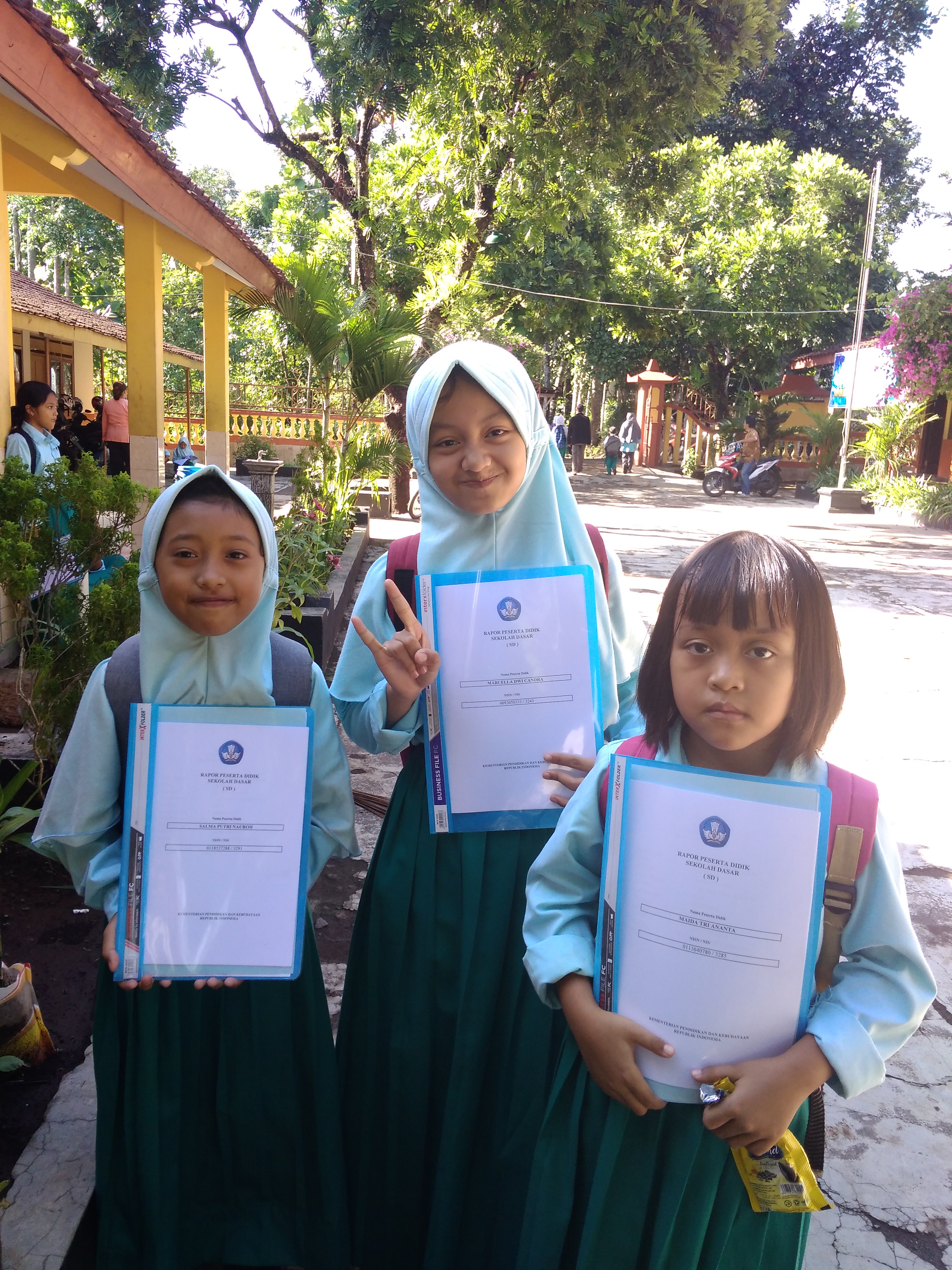 Indonesian primary students engaged with curriculum books in class